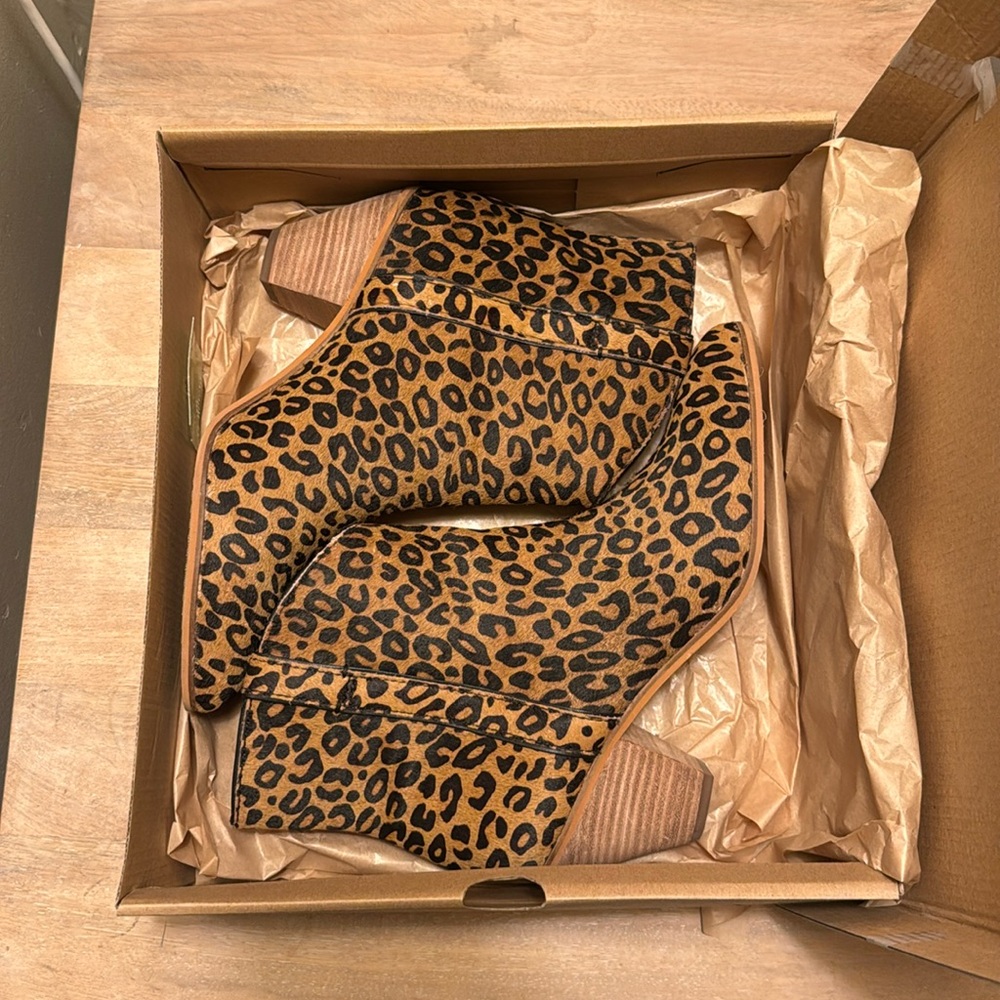 FRYE & CO Maley Leopard Print Boots Women's Size 9.5 In Original Box!